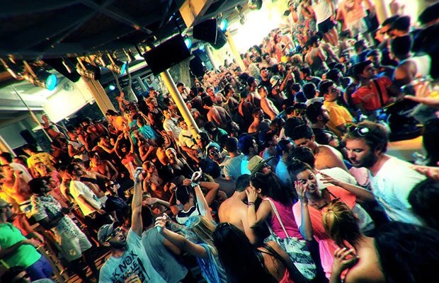 Βούλιαξε η Μύκονος! Οι φοιτητές πήγαν να… ξεσκάσουν πριν την εξεταστική – Βίντεο